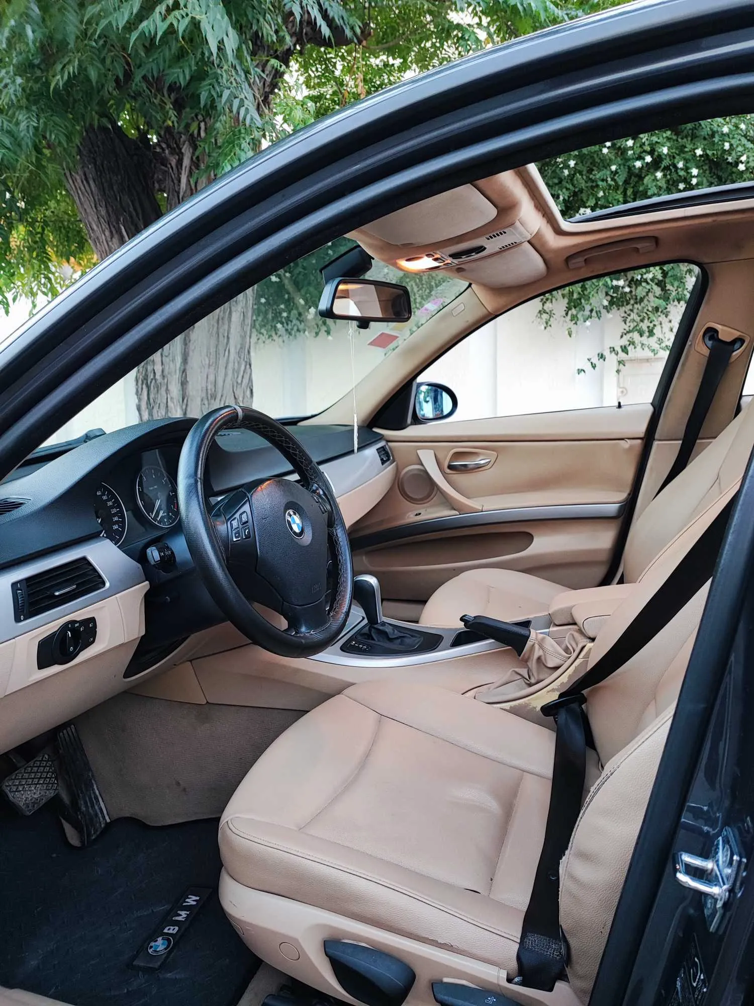 BMW E90 320i خليجية