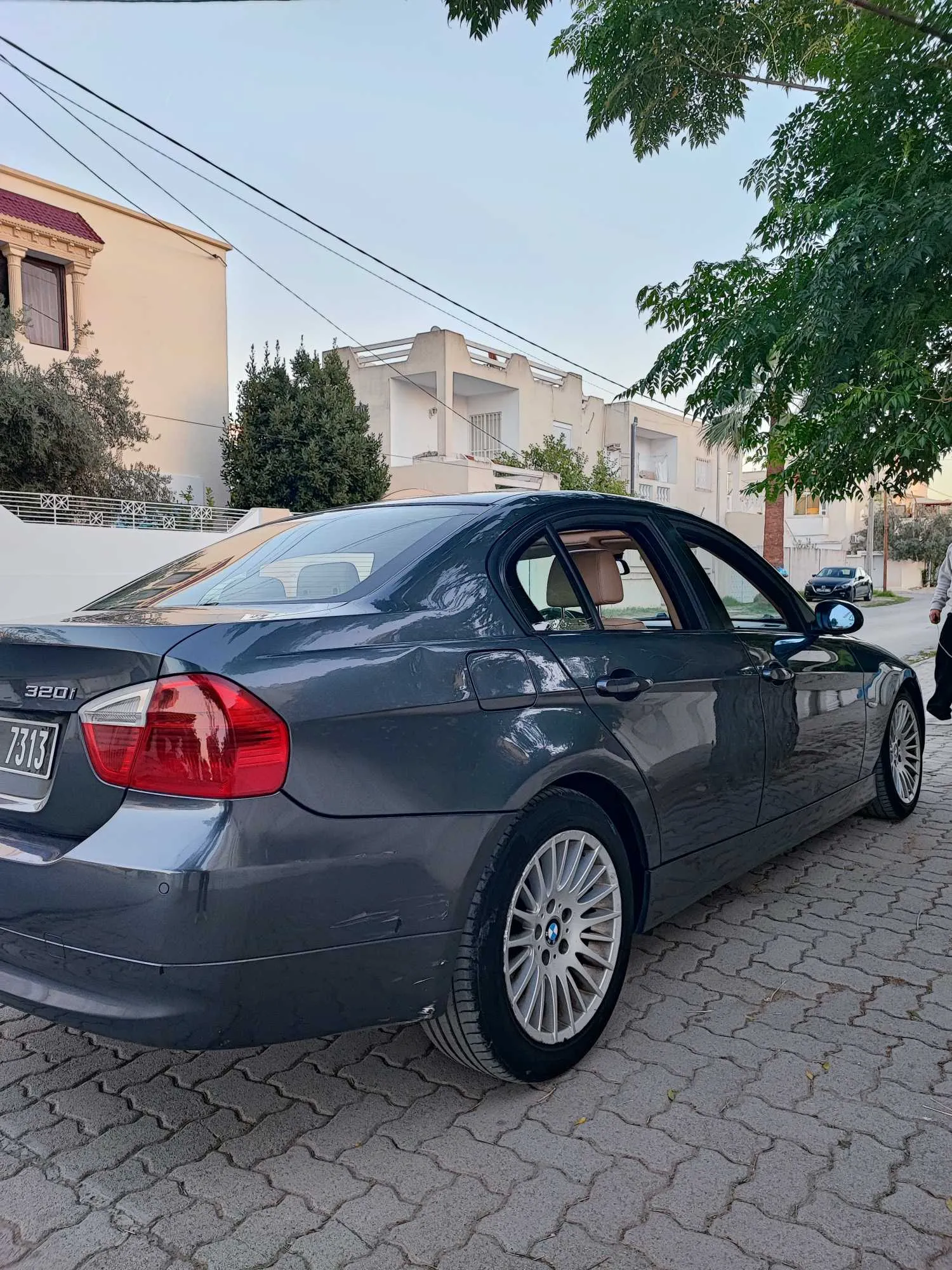 BMW E90 320i خليجية