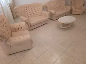 Magnifique Salon Style Chesterfield / Classique complet (7-8 places) + Table basse