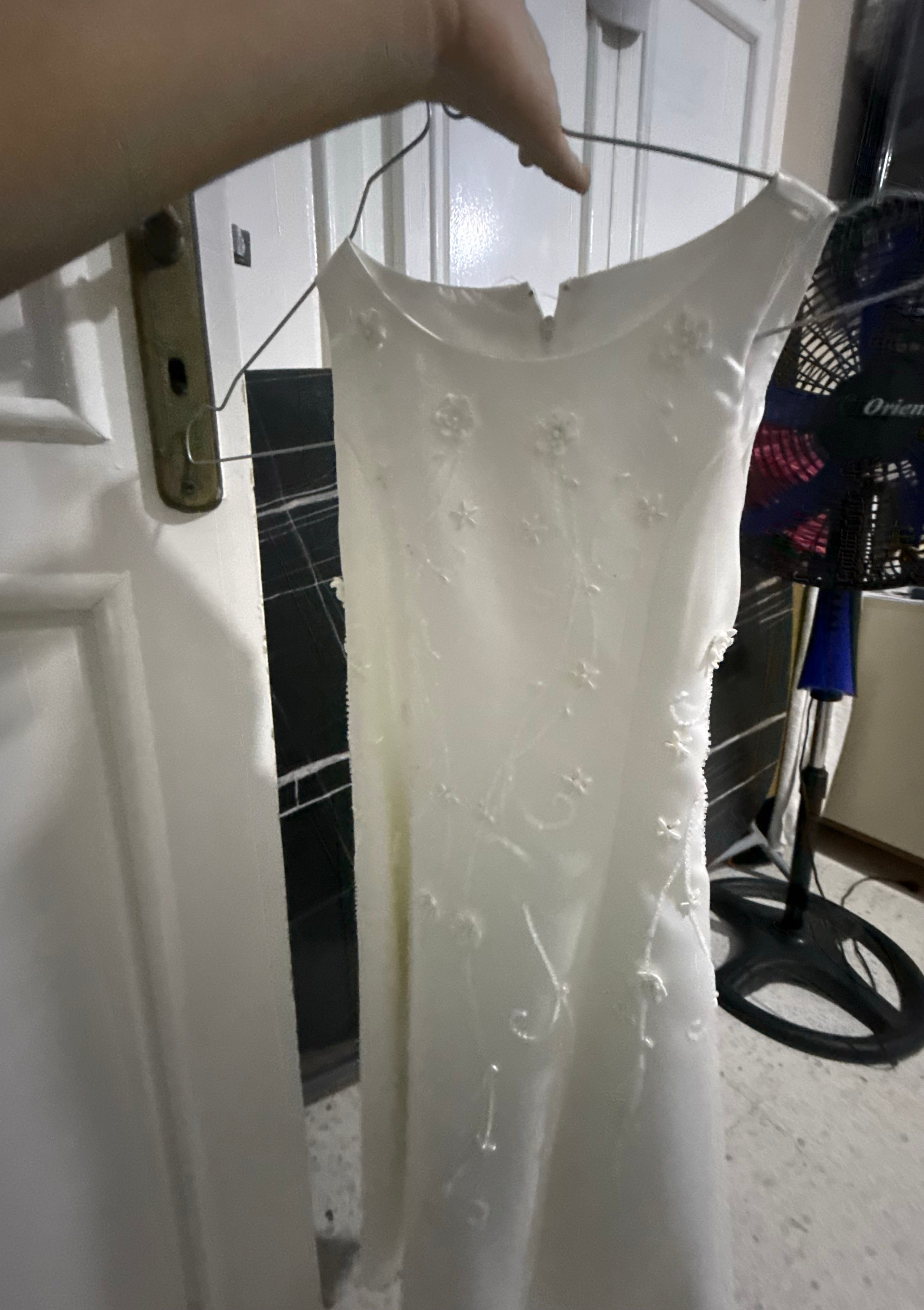 Une merveilleuse robe blanche avec des petites fleurs