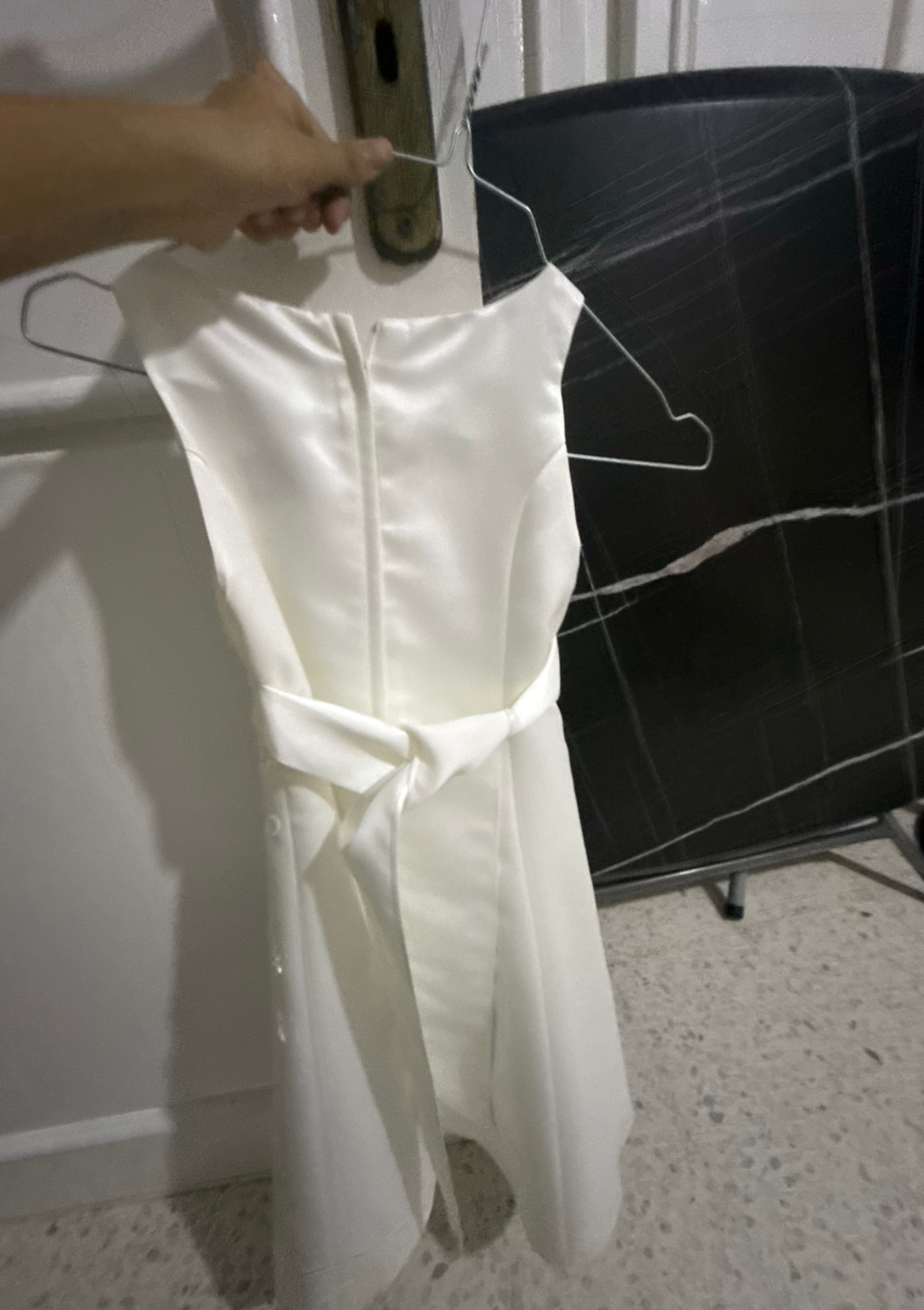 Une merveilleuse robe blanche avec des petites fleurs