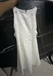 Une merveilleuse robe blanche avec des petites fleurs 