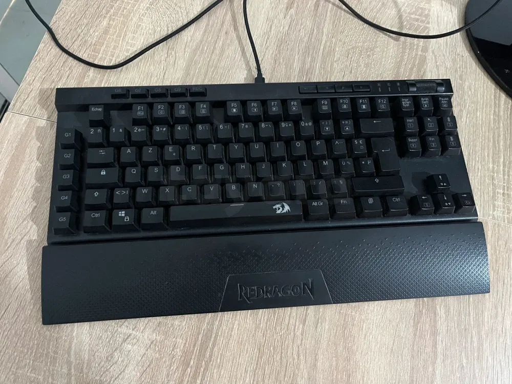 Ecran Medion 23.6 pouces et Clavier Redragon K587
