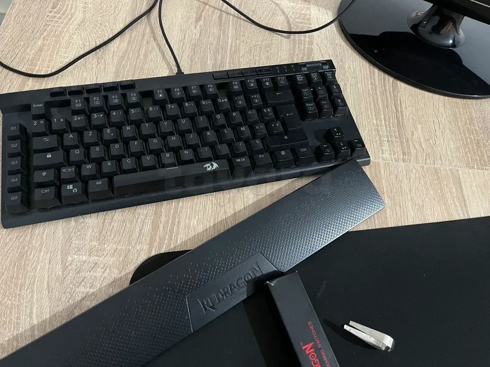 Ecran Medion 23.6 pouces et Clavier Redragon K587