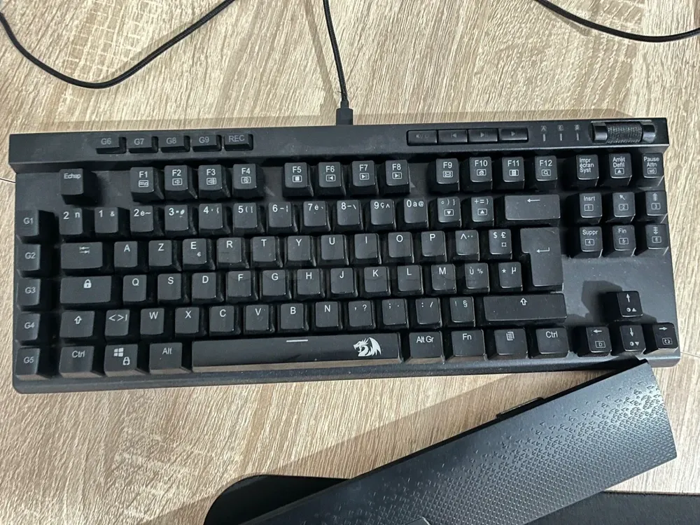 Ecran Medion 23.6 pouces et Clavier Redragon K587