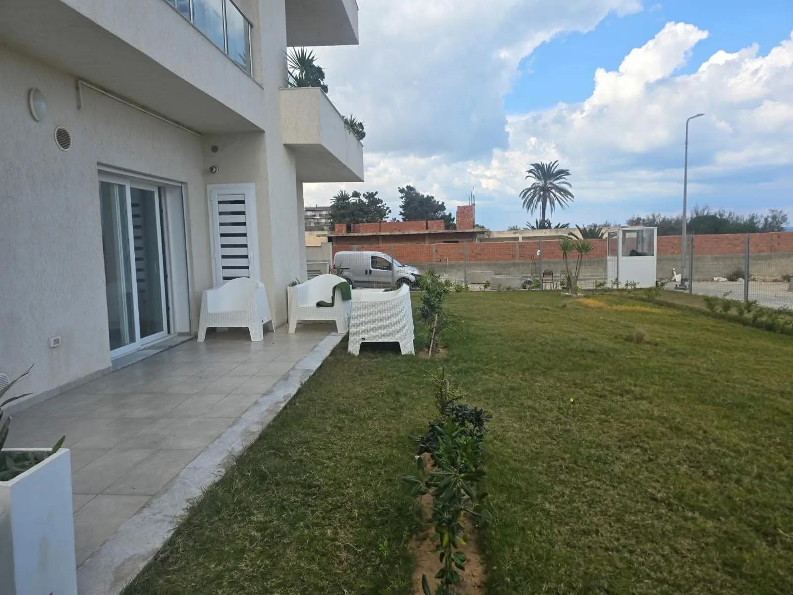 À VENDRE – Appartement S+2 pieds dans l’eau à Chatt Mariem