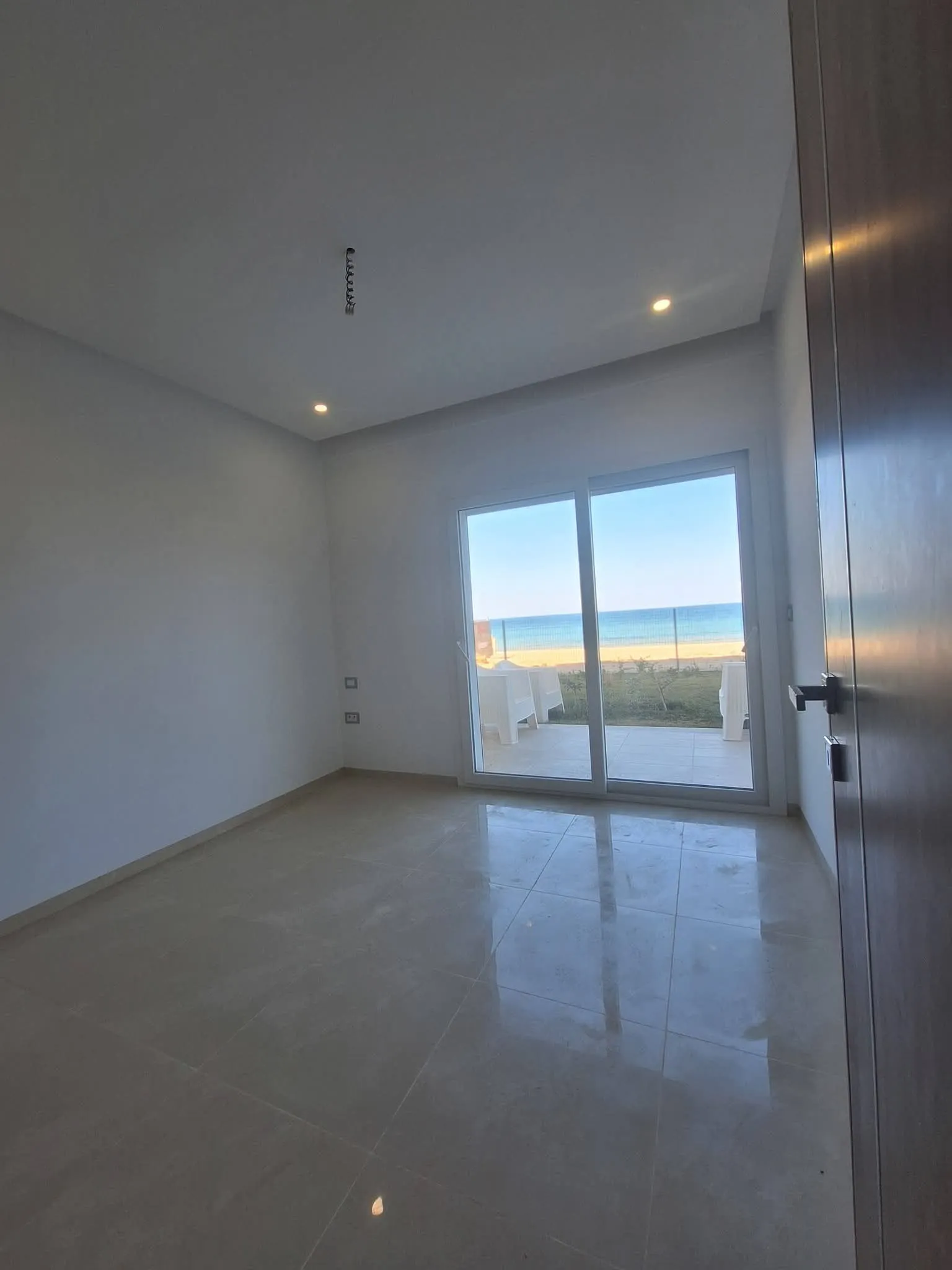À VENDRE – Appartement S+2 pieds dans l’eau à Chatt Mariem