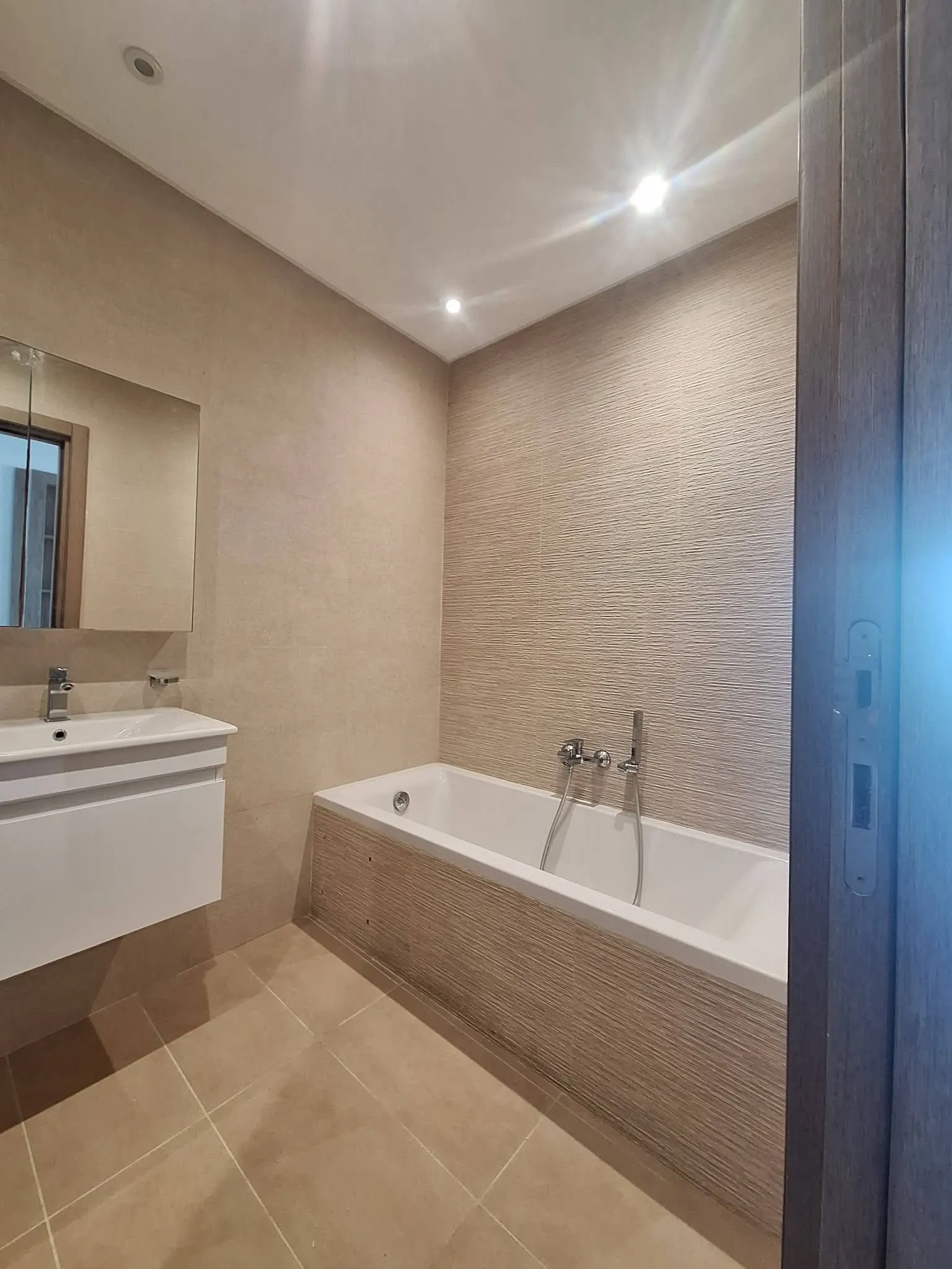 À VENDRE – Appartement S+2 pieds dans l’eau à Chatt Mariem