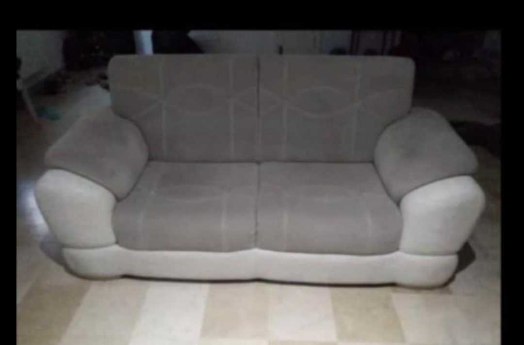 A vendre : Salon en bon état, composé de trois pièces de couleur grise