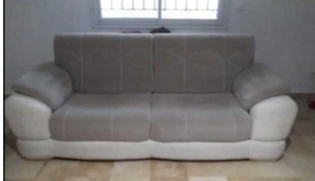 A vendre : Salon en bon état, composé de trois pièces de couleur grise