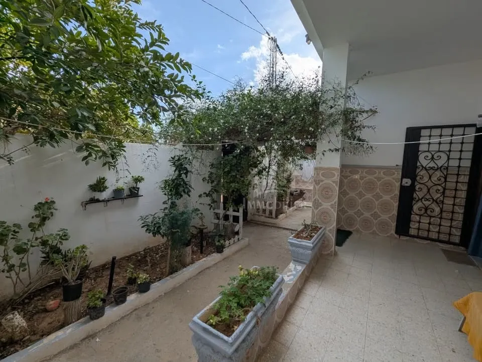 Maison S+2 avec jardin à vendre à Hammamet Sud 51355351