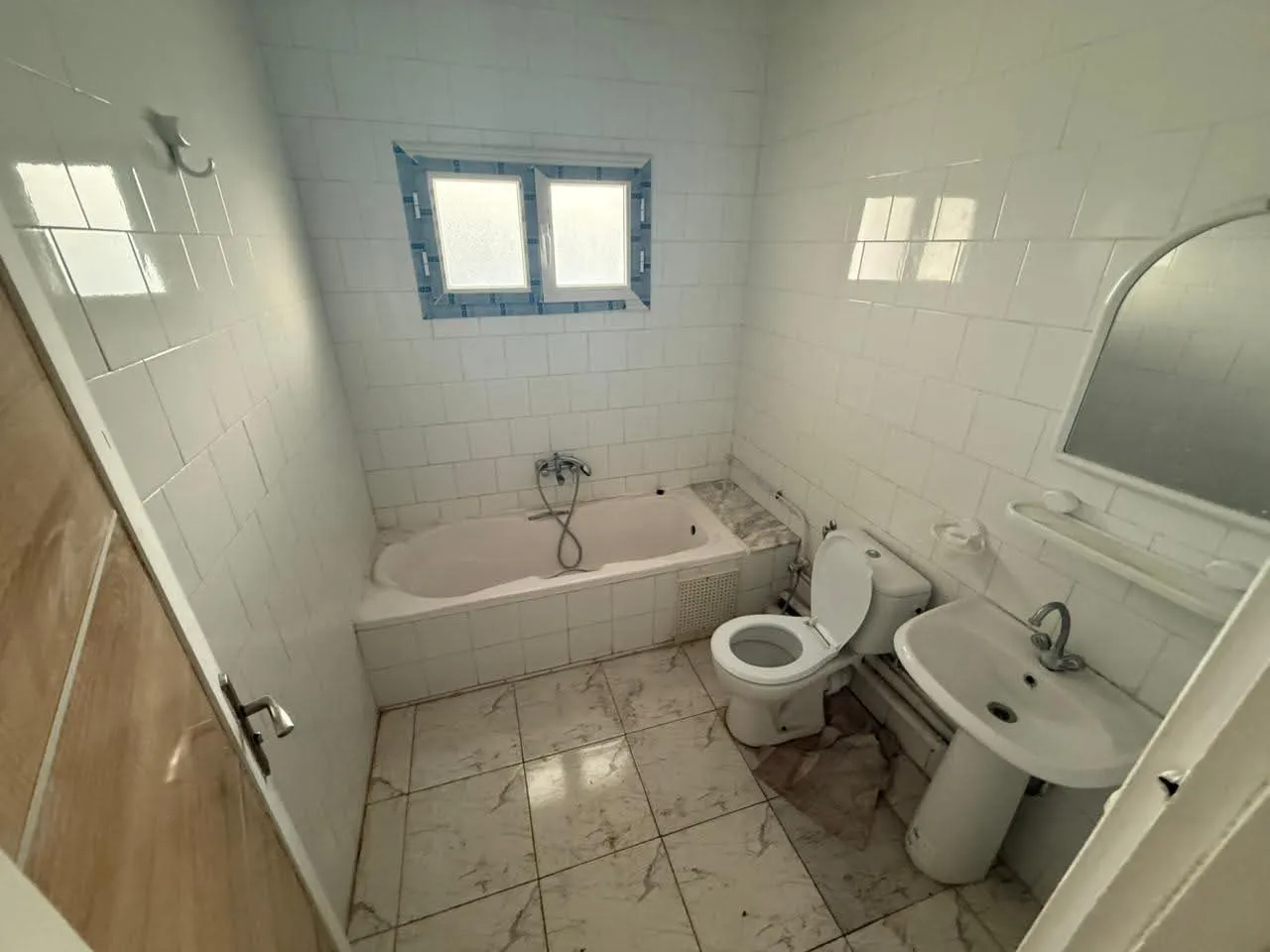 un appartement s+3 au 4éme étage (sans ascenseur) a louer a Cité Tahrir Prés de Bardo