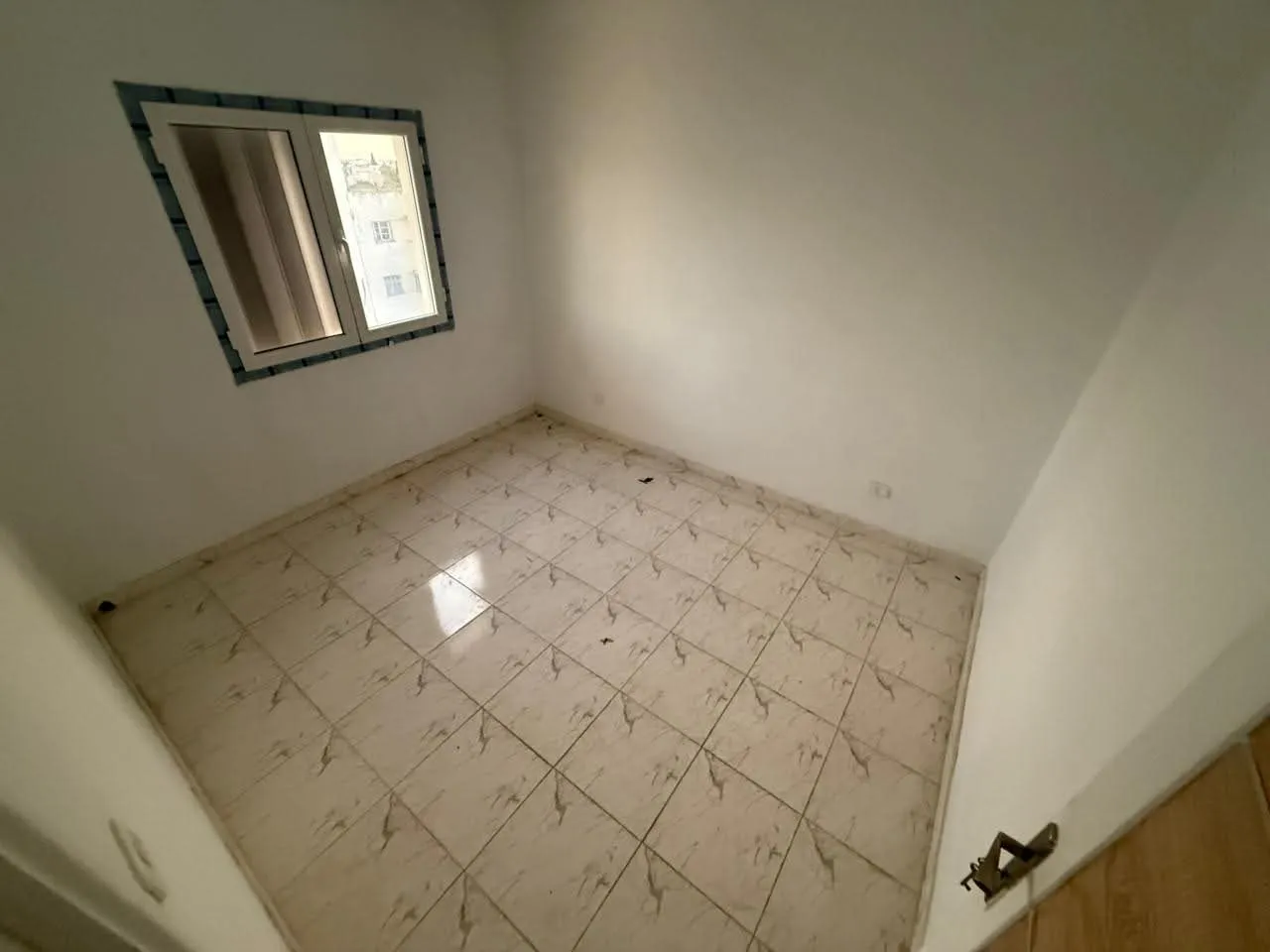un appartement s+3 au 4éme étage (sans ascenseur) a louer a Cité Tahrir Prés de Bardo