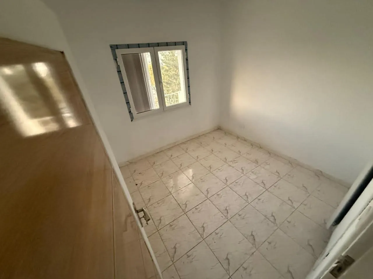 un appartement s+3 au 4éme étage (sans ascenseur) a louer a Cité Tahrir Prés de Bardo