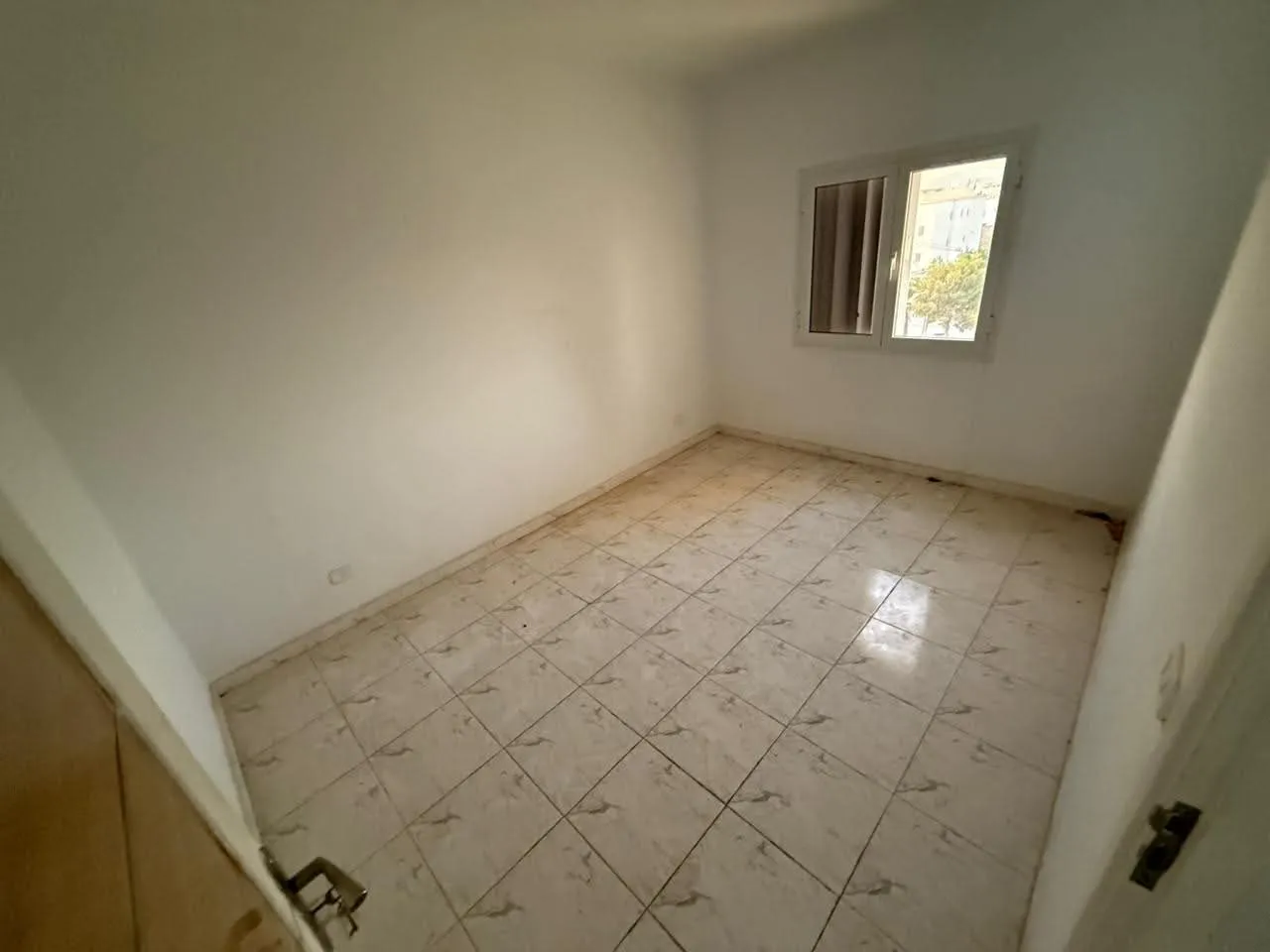 un appartement s+3 au 4éme étage (sans ascenseur) a louer a Cité Tahrir Prés de Bardo