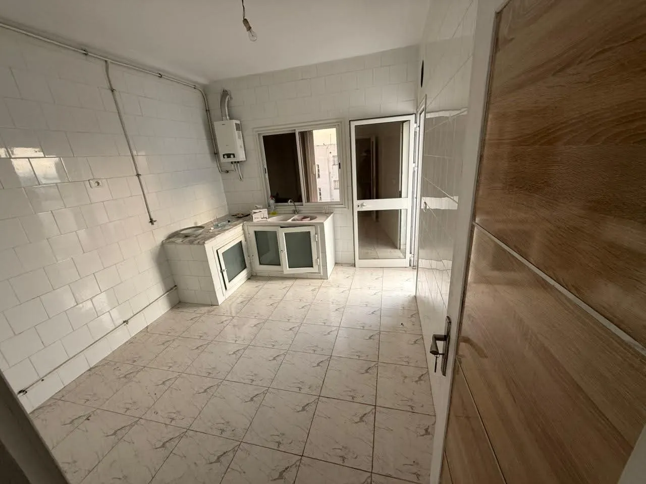 un appartement s+3 au 4éme étage (sans ascenseur) a louer a Cité Tahrir Prés de Bardo