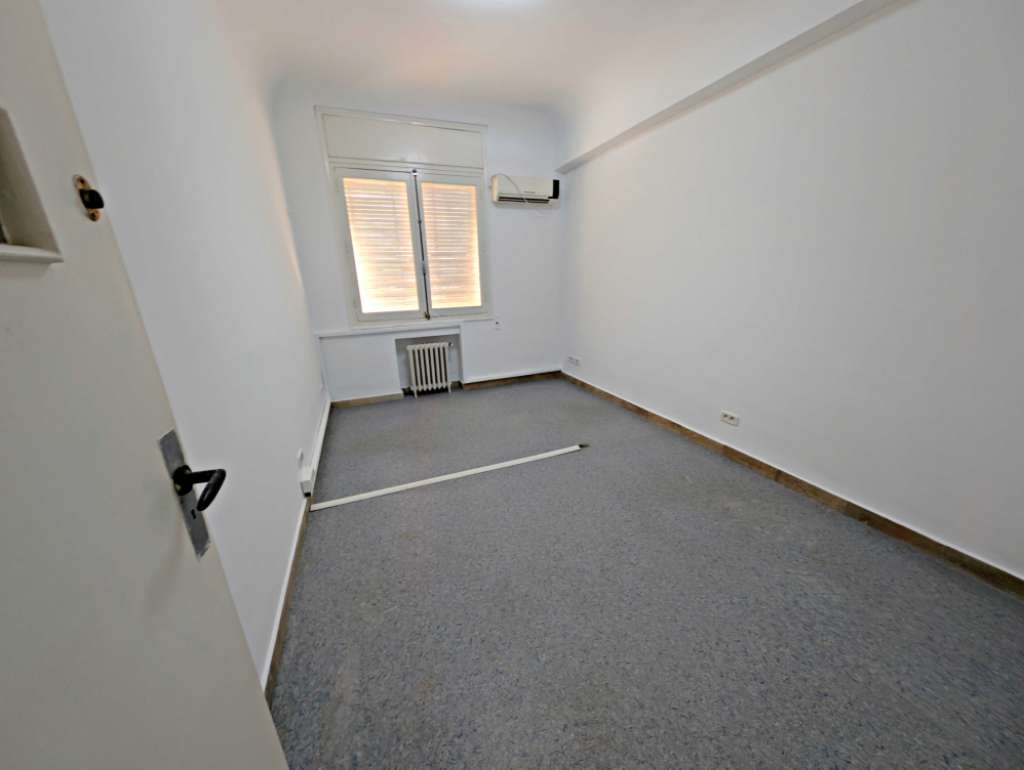 Bureau H6 derrière l'ambassade de France