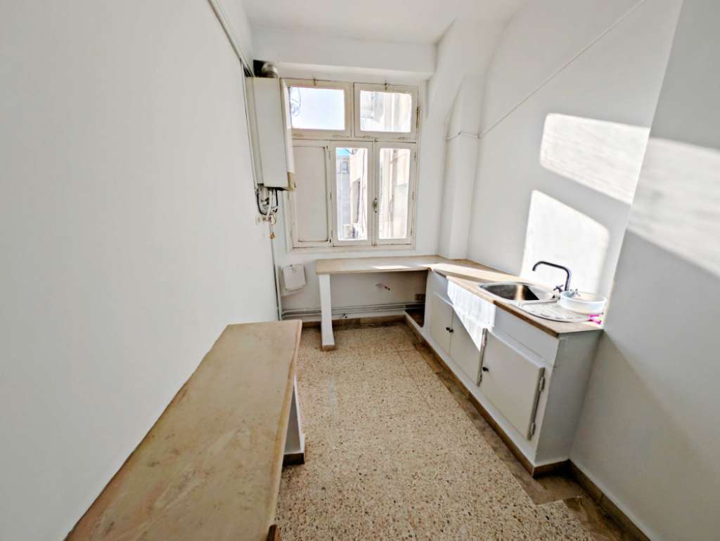 Bureau H6 derrière l'ambassade de France