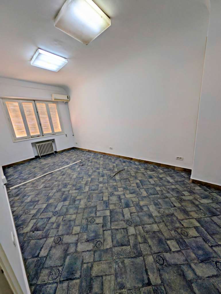 Bureau H6 derrière l'ambassade de France