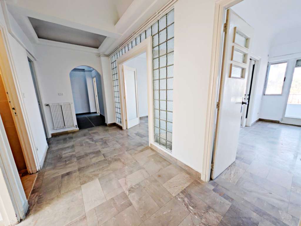 Bureau H6 derrière l'ambassade de France