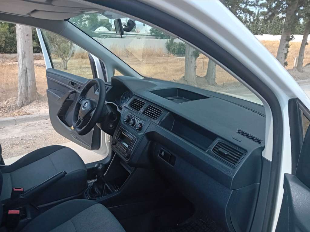 A vendre caddy diesel 5 cv tdi première main touttops tel 55090199