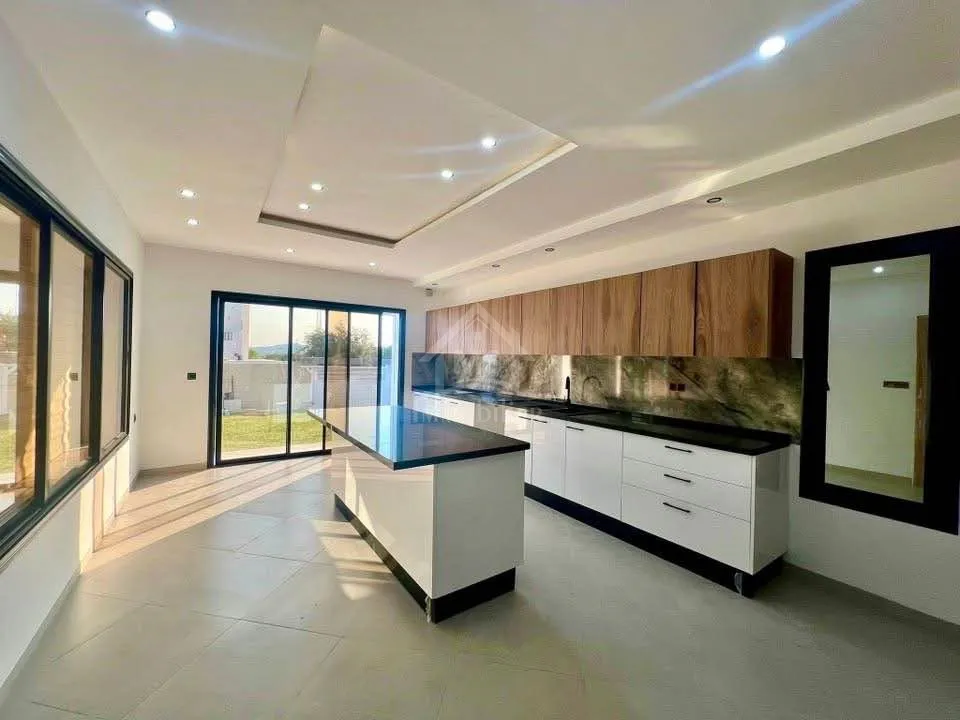 Villa S+5 toute neuve avec piscine à vendre à Hammamet Sud 51355351