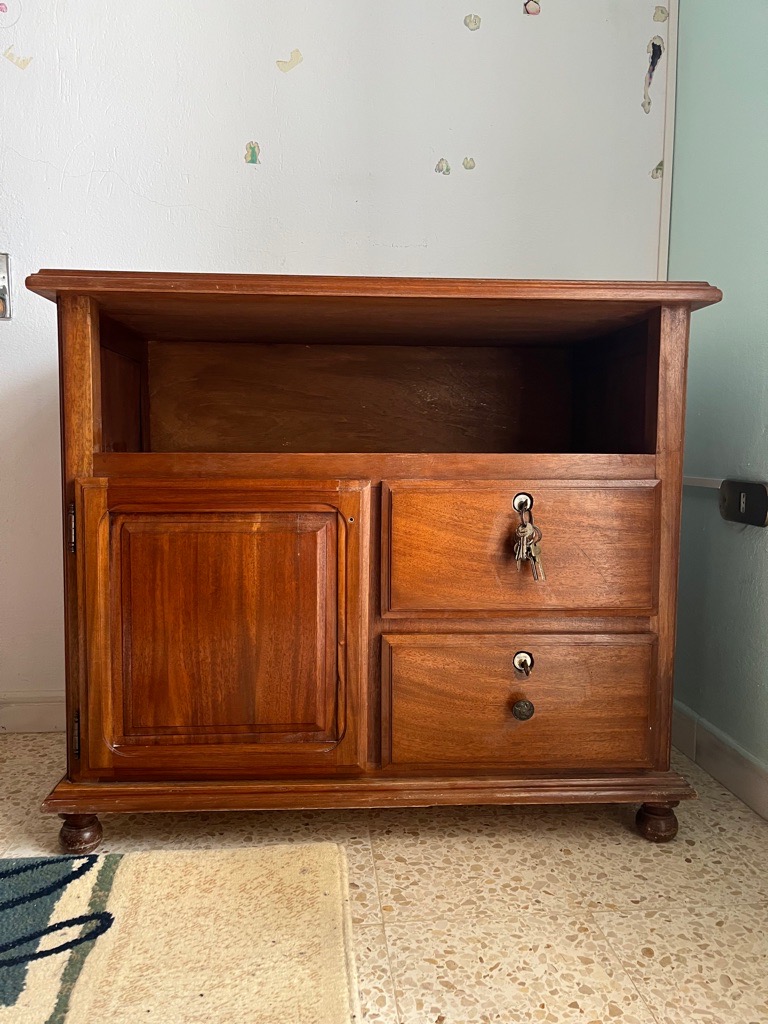 Meuble en bois massif - solide, ancien, avec rangement