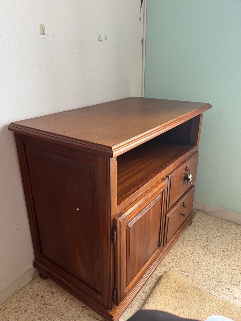 Meuble en bois massif - solide, ancien, avec rangement