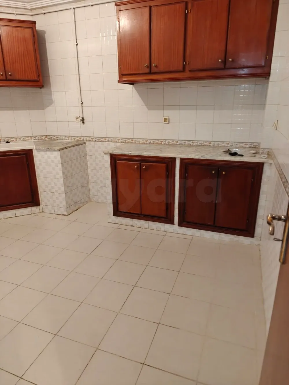 un appartement spacieux s+3 vide au 1er étage a louer a manzah 8 prés de lycée pilote