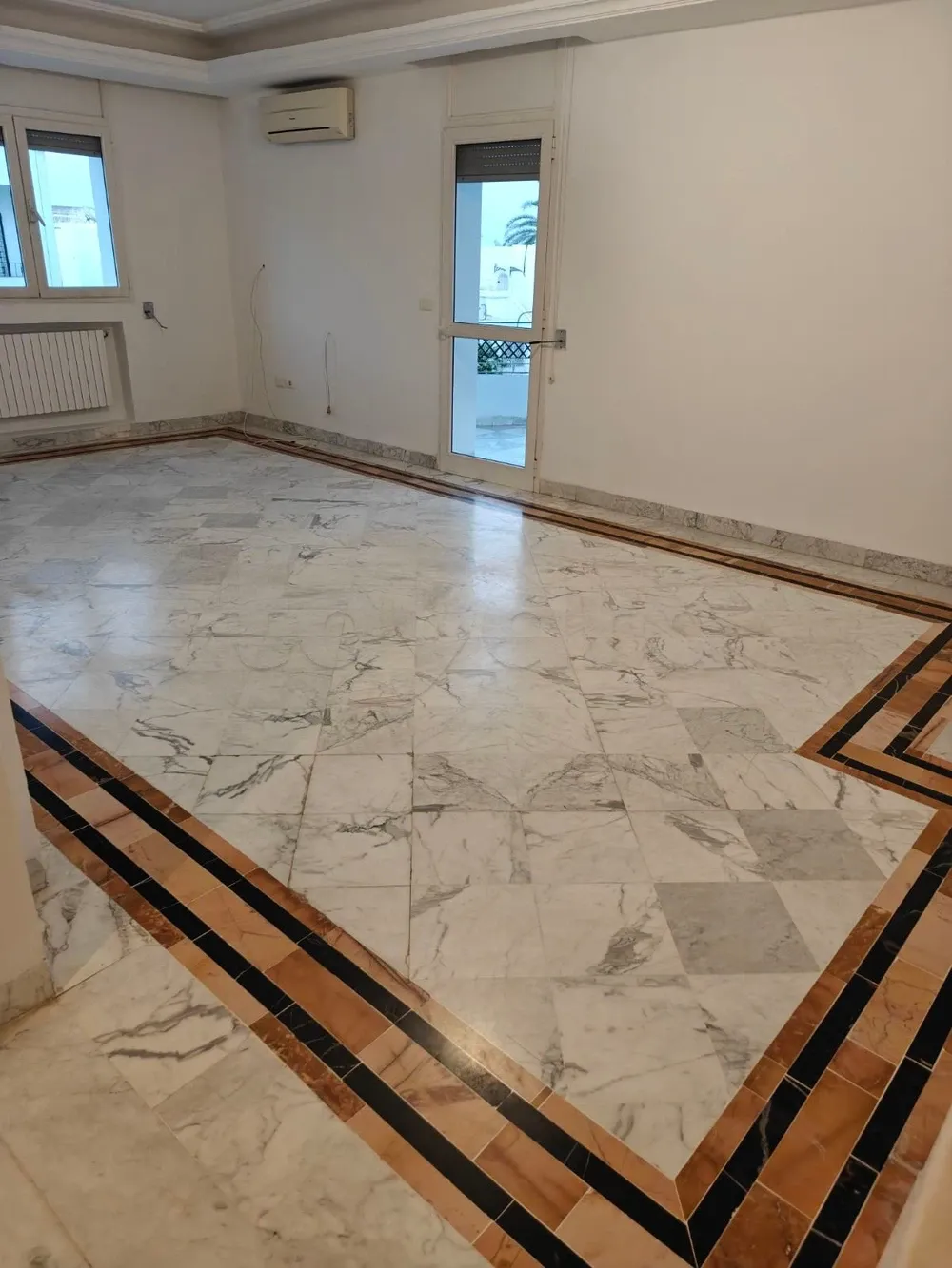 un appartement spacieux s+3 vide au 1er étage a louer a manzah 8 prés de lycée pilote