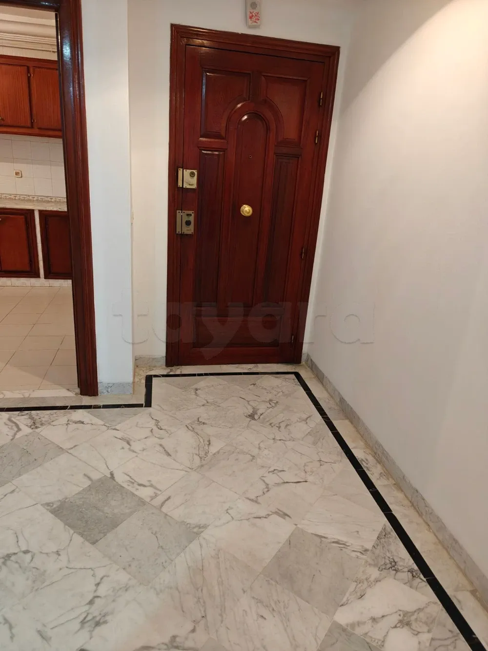 un appartement spacieux s+3 vide au 1er étage a louer a manzah 8 prés de lycée pilote