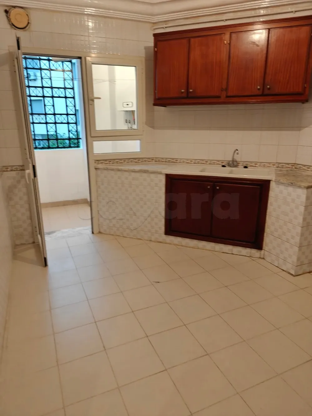 un appartement spacieux s+3 vide au 1er étage a louer a manzah 8 prés de lycée pilote