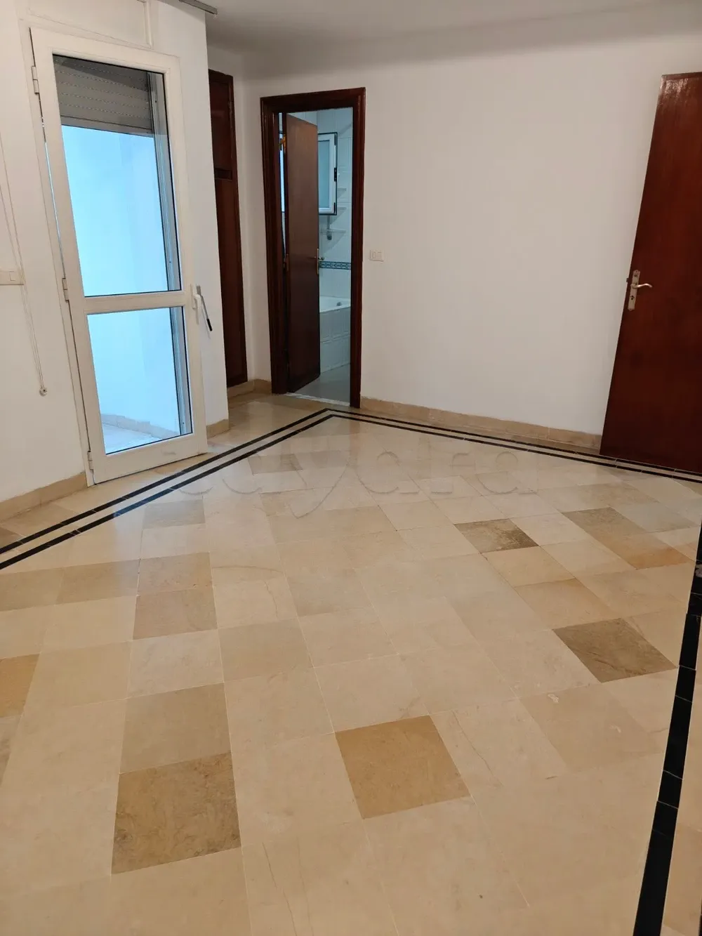 un appartement spacieux s+3 vide au 1er étage a louer a manzah 8 prés de lycée pilote
