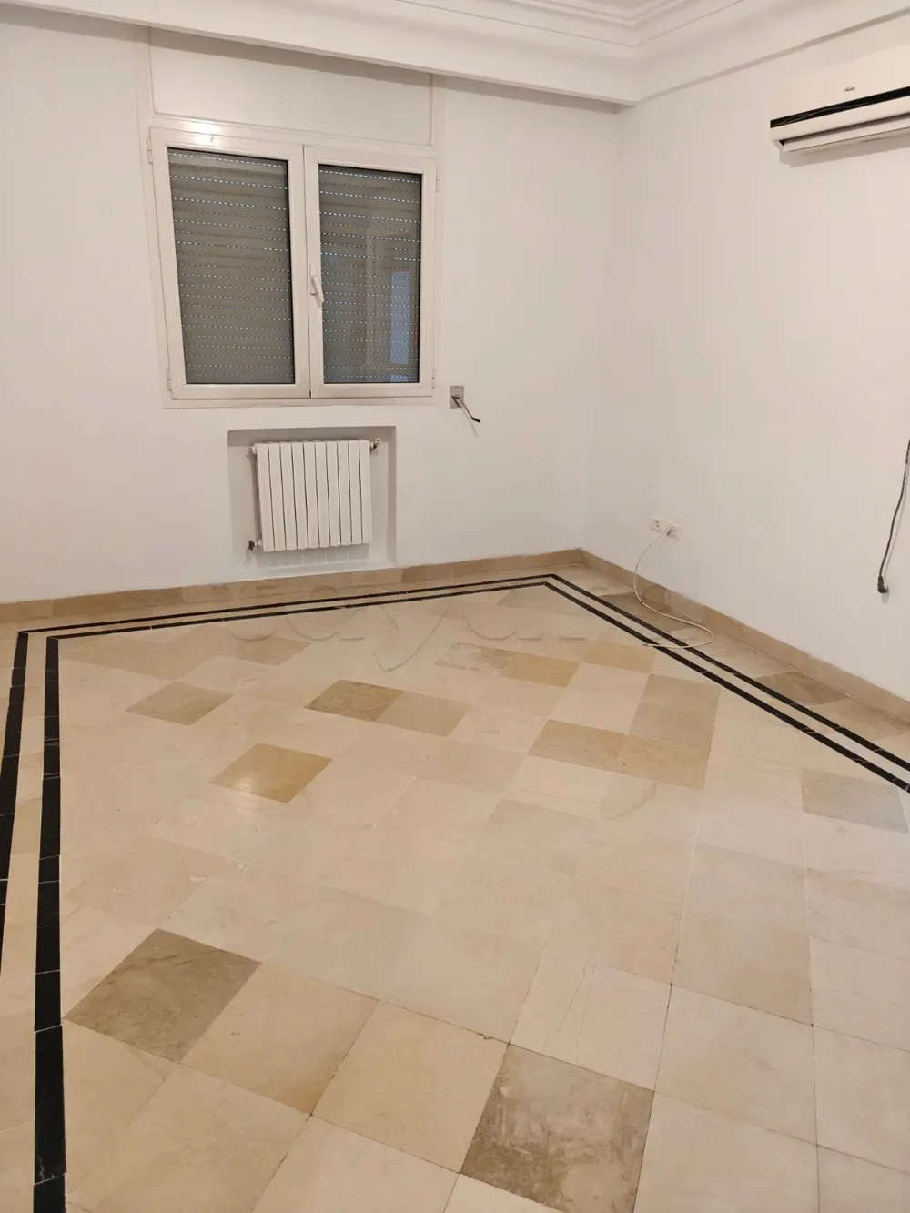 un appartement spacieux s+3 vide au 1er étage a louer a manzah 8 prés de lycée pilote