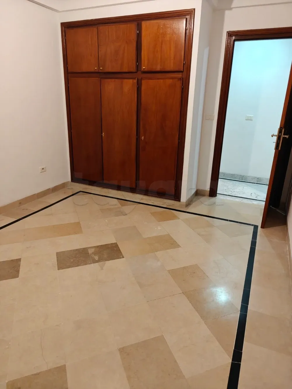 un appartement spacieux s+3 vide au 1er étage a louer a manzah 8 prés de lycée pilote