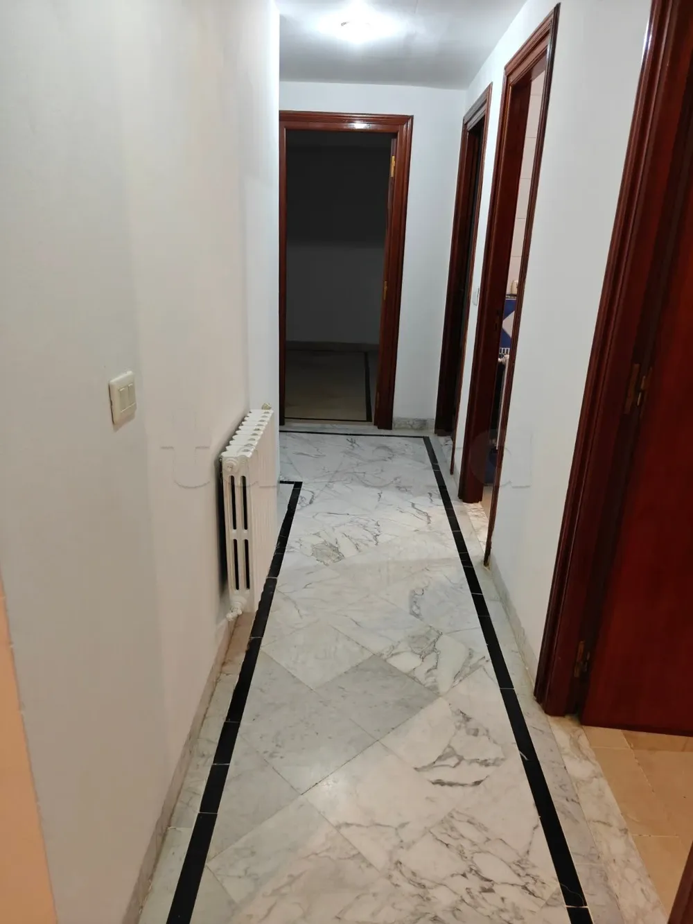 un appartement spacieux s+3 vide au 1er étage a louer a manzah 8 prés de lycée pilote
