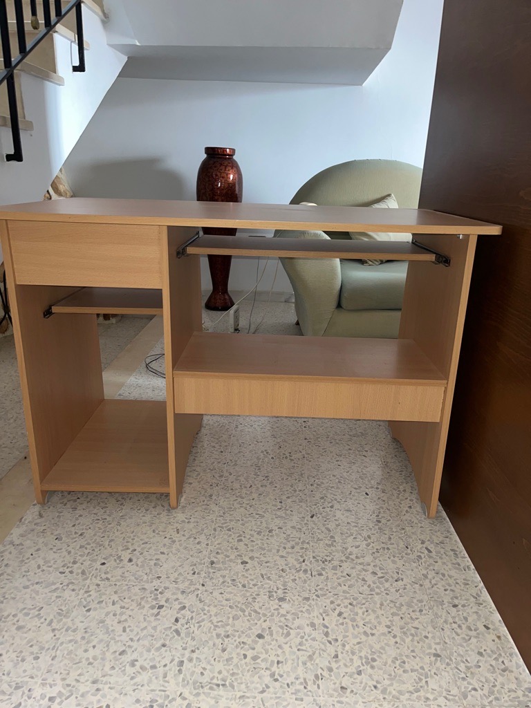 Bureau MDF en bon état - idéal étude / PC / télétravail