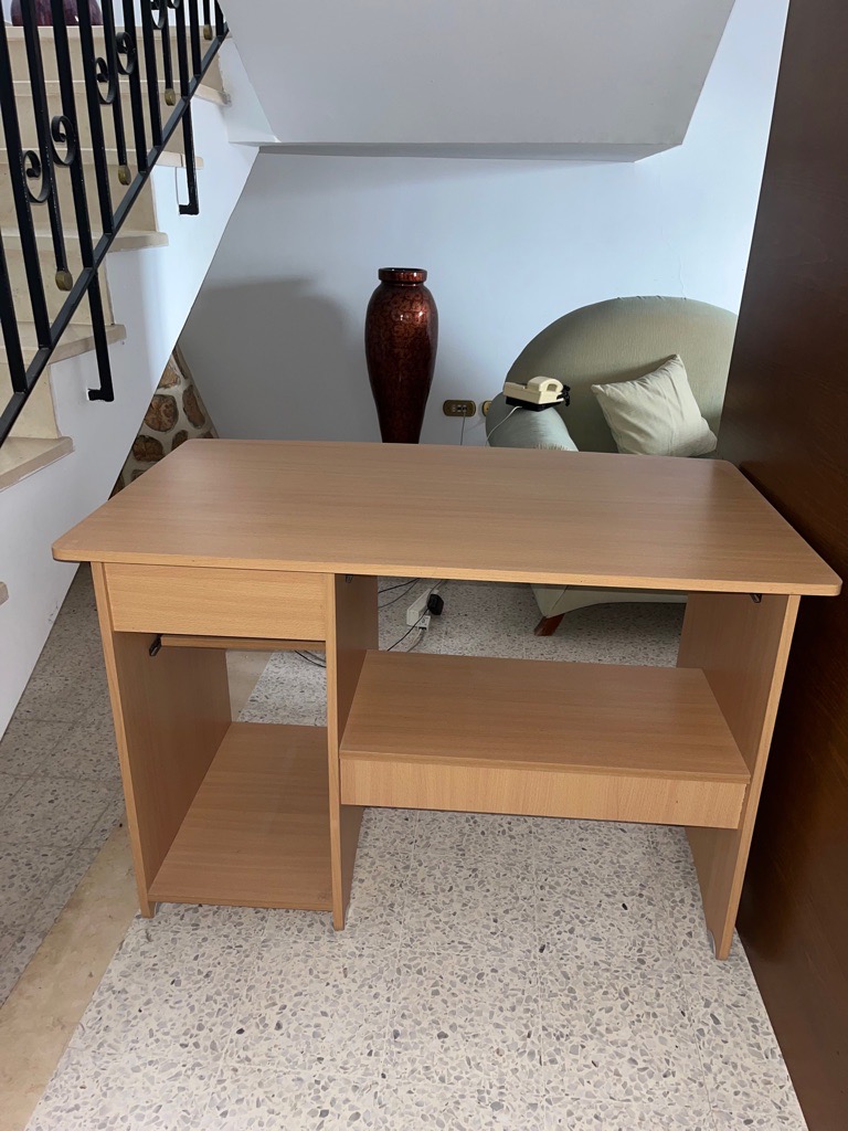 Bureau MDF en bon état - idéal étude / PC / télétravail