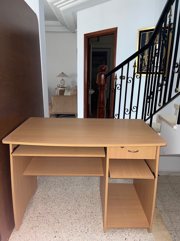 Bureau MDF en bon état - idéal étude / PC / télétravail