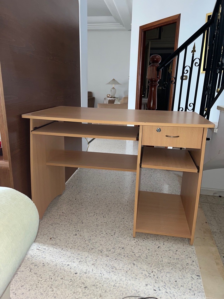 Bureau MDF en bon état - idéal étude / PC / télétravail