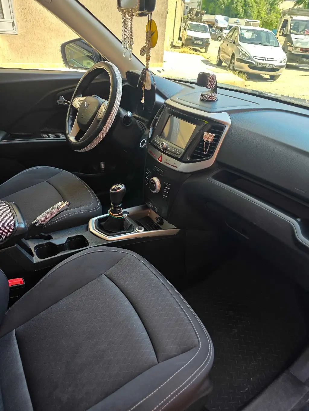 MAHINDRA XUV 300 W8