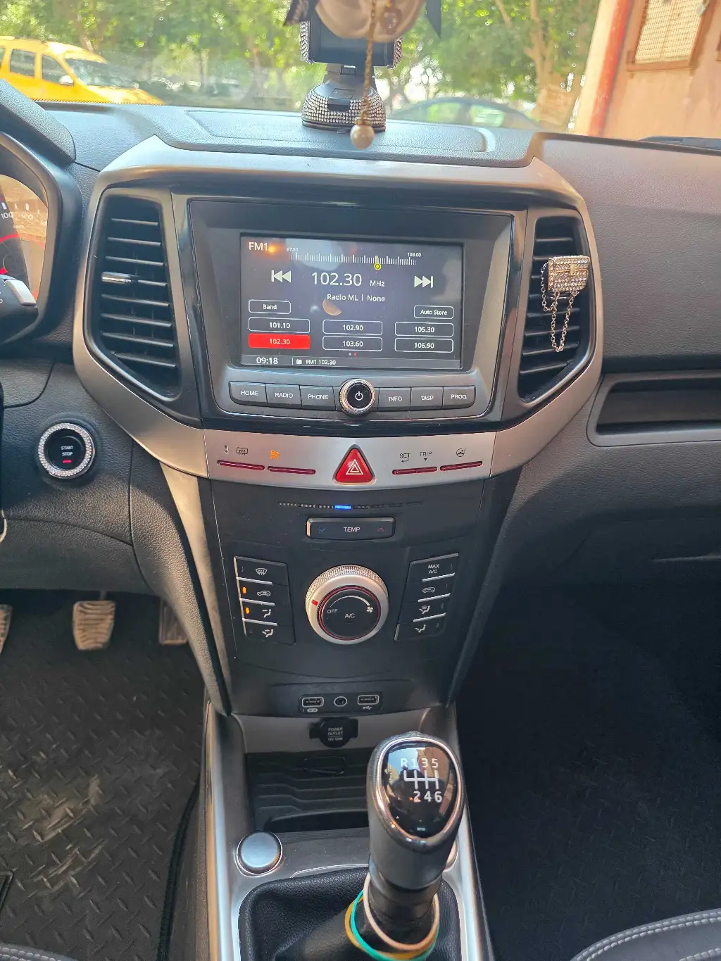 MAHINDRA XUV 300 W8