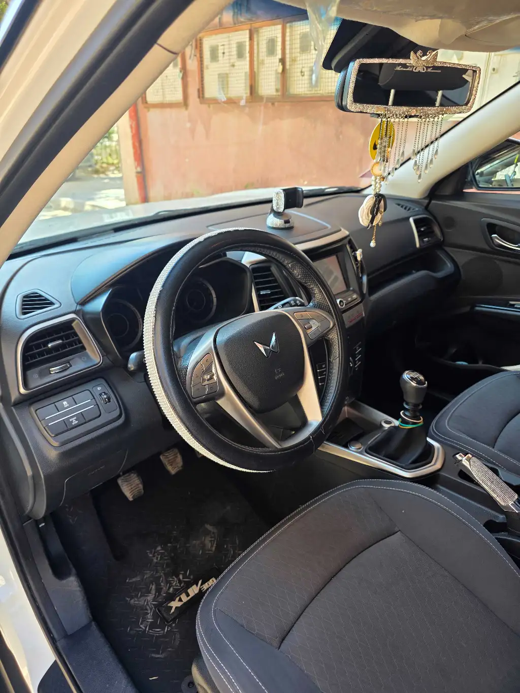 MAHINDRA XUV 300 W8