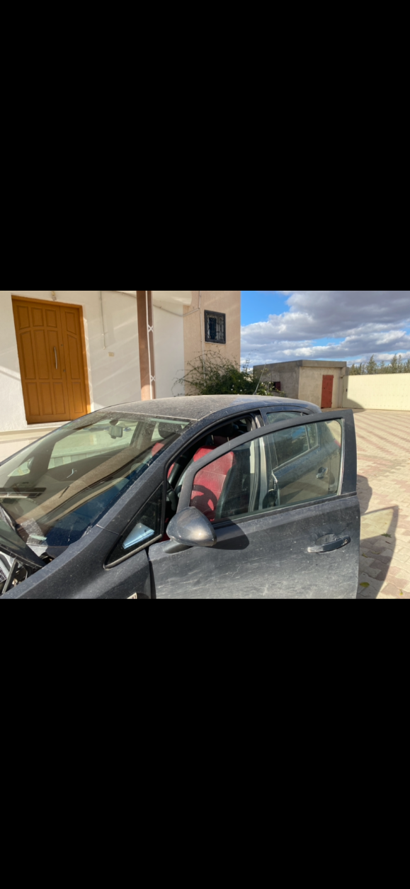 Opel corsa D 2014 plus d’ info whats app:93997505 Ou. Sur num:98976460 /99464522 (prix un peu négociable)
