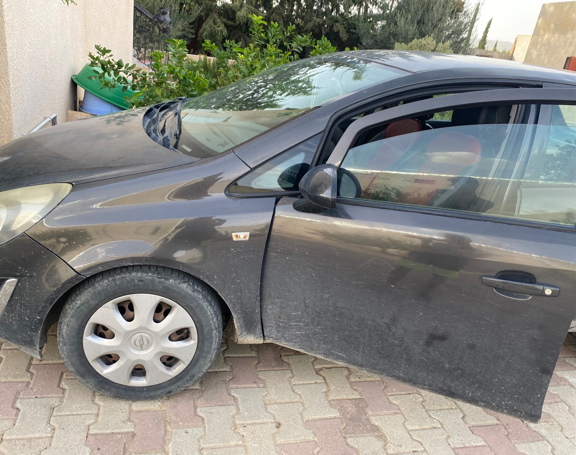 Opel corsa D 2014 plus d’ info whats app:93997505 Ou. Sur num:98976460 /99464522 (prix un peu négociable)