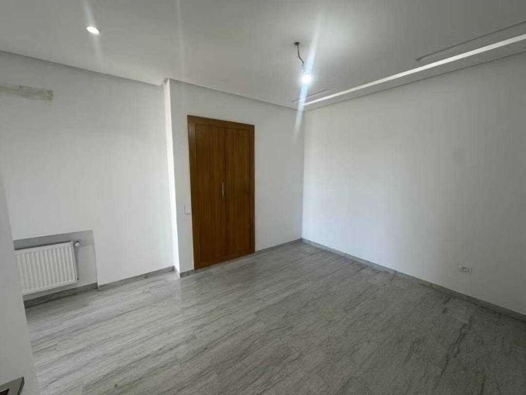 A vendre superbe appartement S+2 situé a sahloul 4