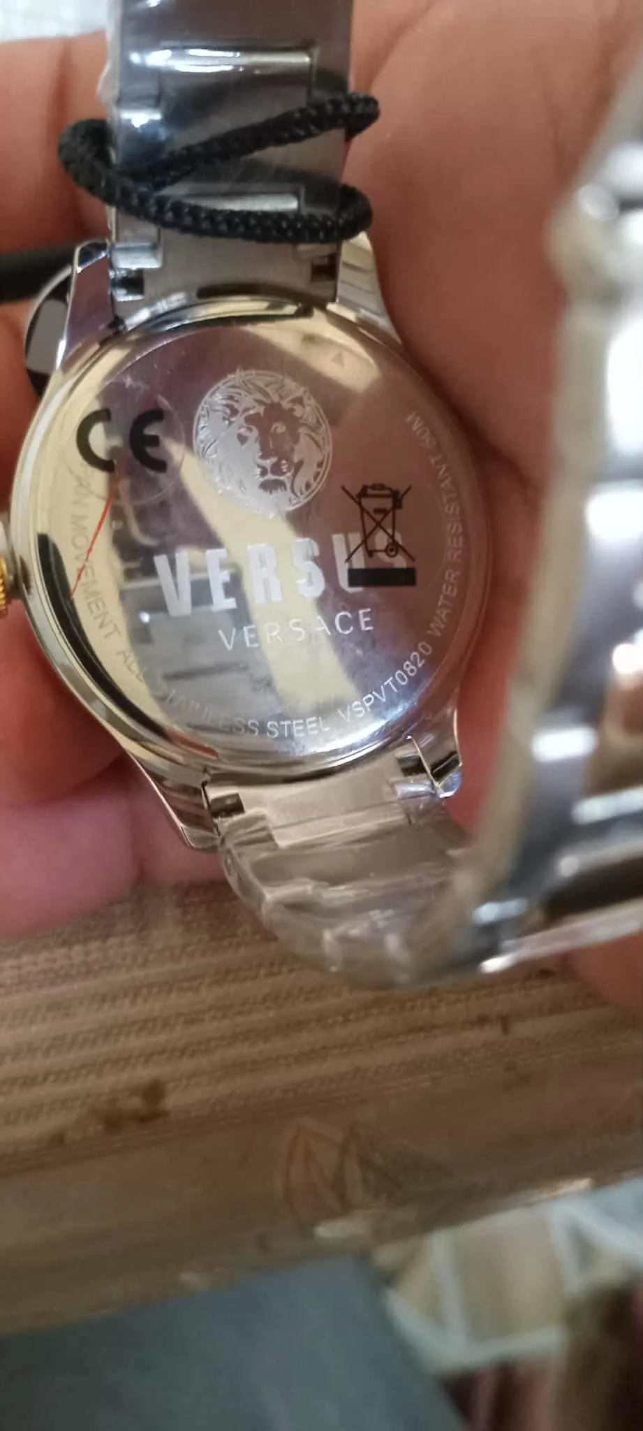 Montre homme versus Versace