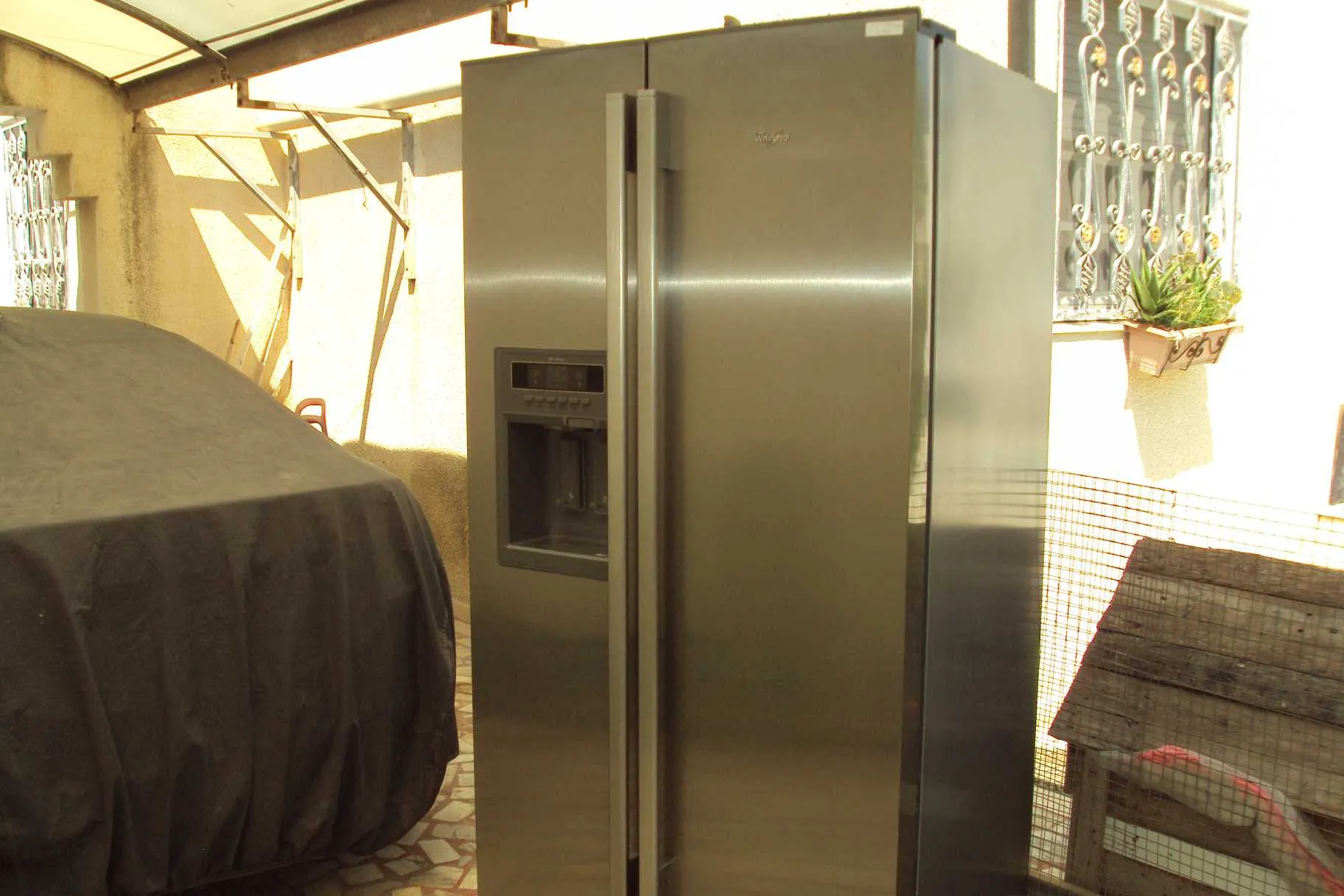 Bonne affaire pour bricoleur réfrigérateur Whirlpool 1ère main de 578 litres