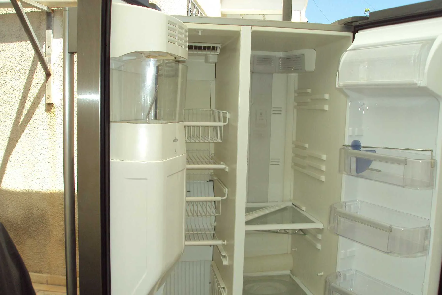 Bonne affaire pour bricoleur réfrigérateur Whirlpool 1ère main de 578 litres