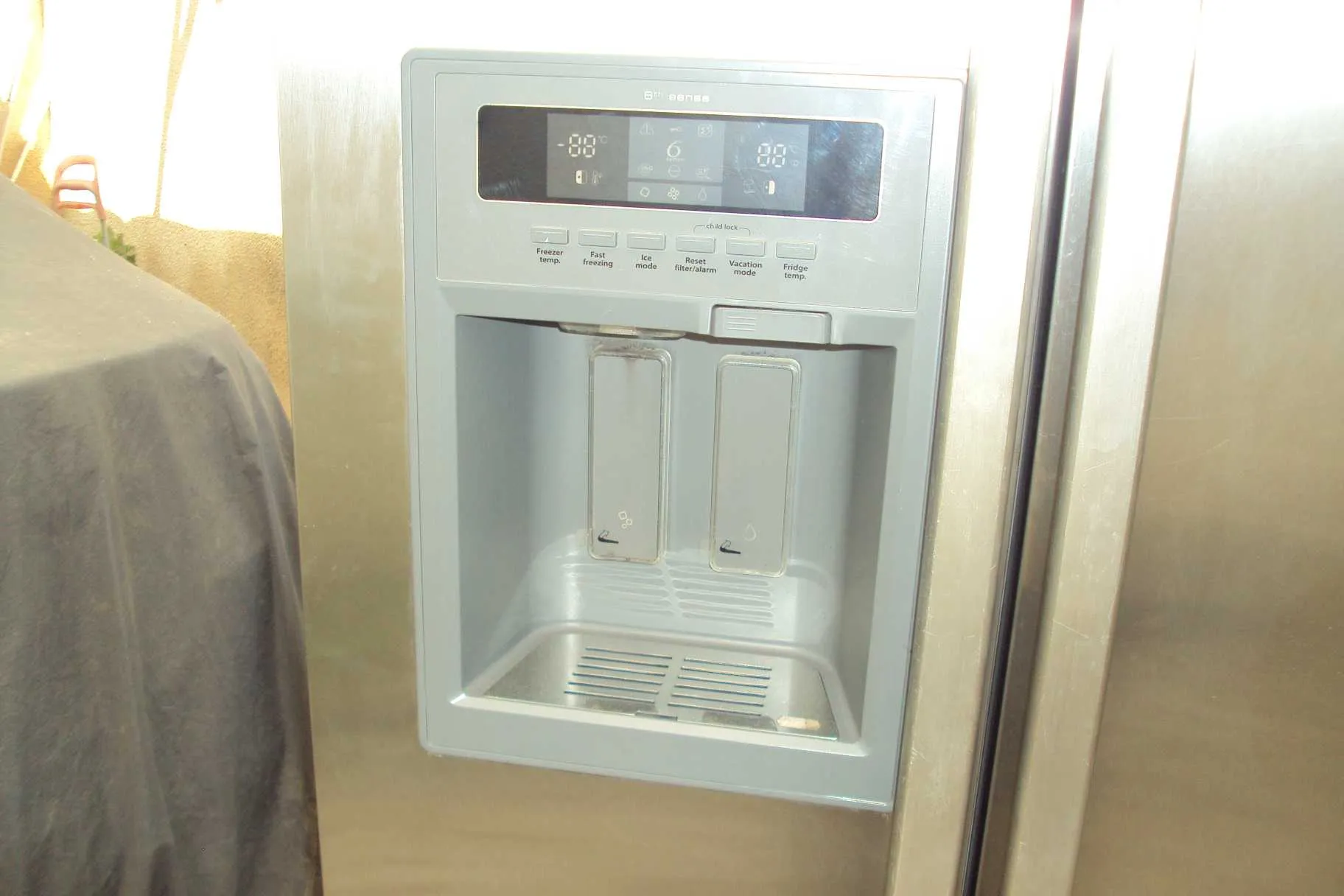 Bonne affaire pour bricoleur réfrigérateur Whirlpool 1ère main de 578 litres